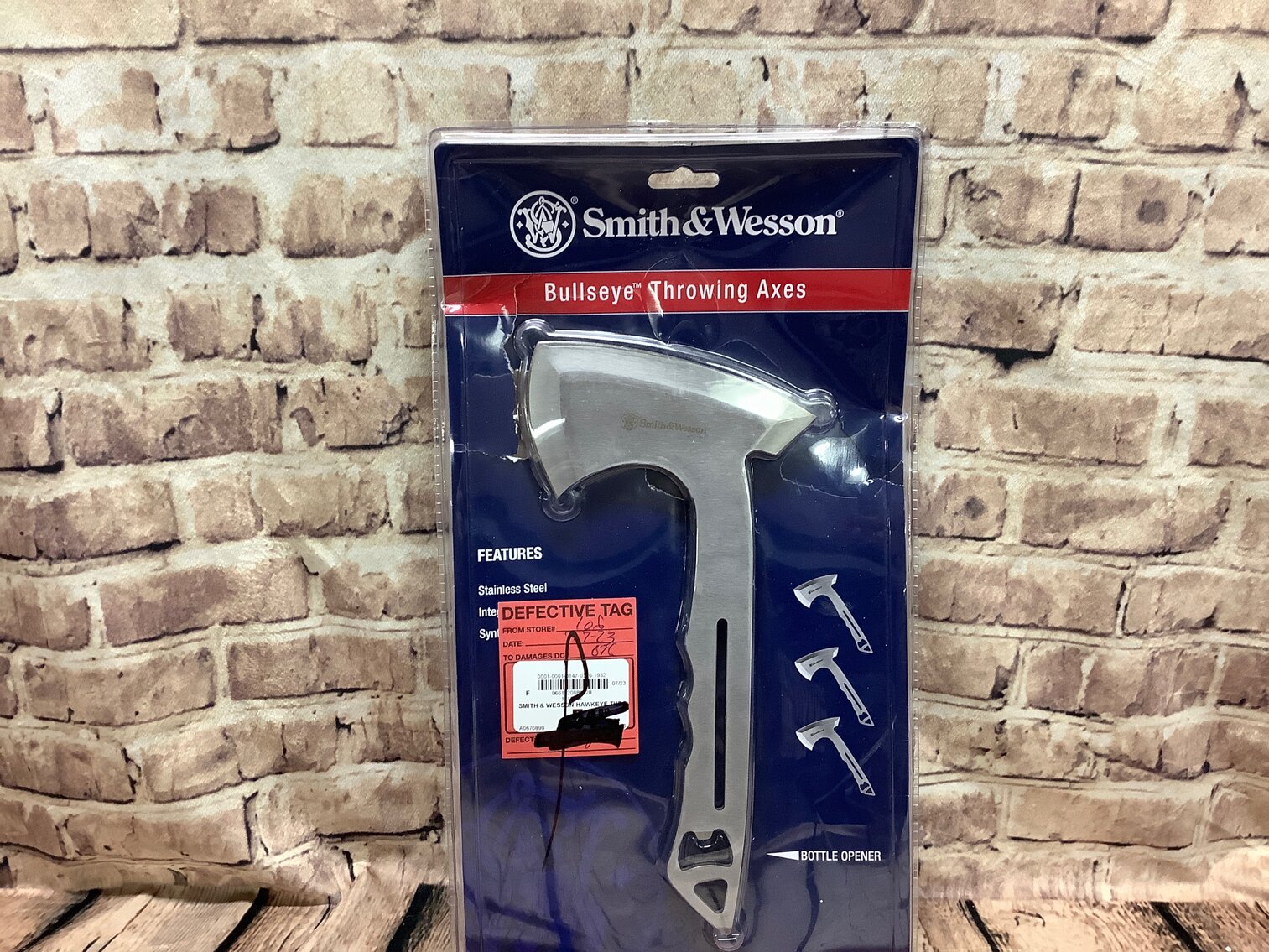 1 Smith & Wesson Bullseye Throwing Axe 
