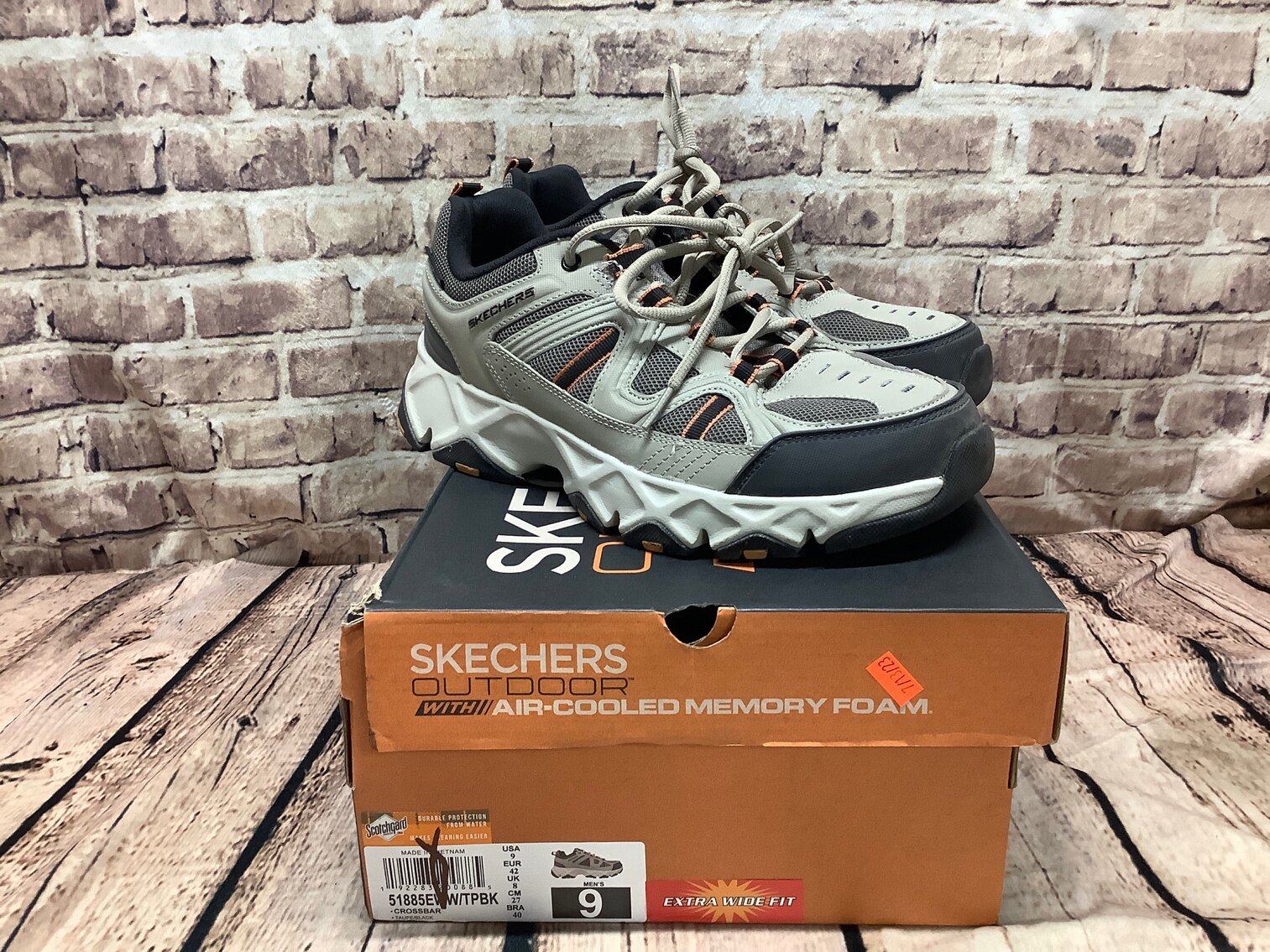 Mens 9 Skechers 