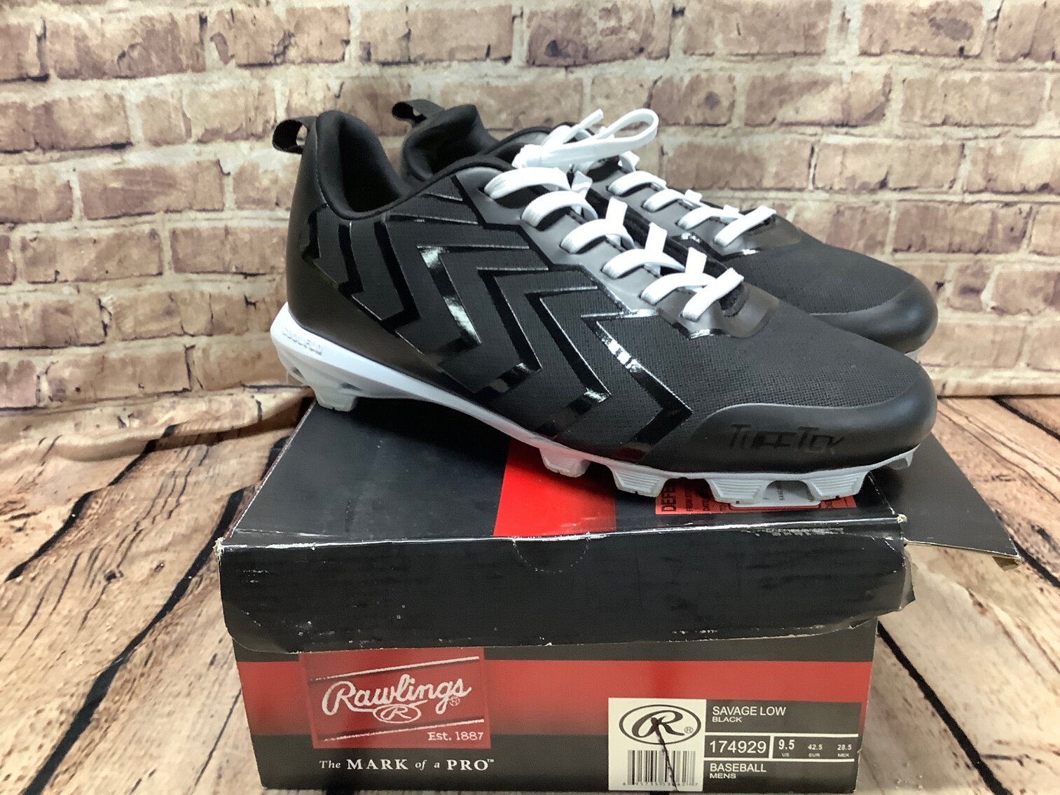 Mens 9.5 Rawlings Baseball Cleats 