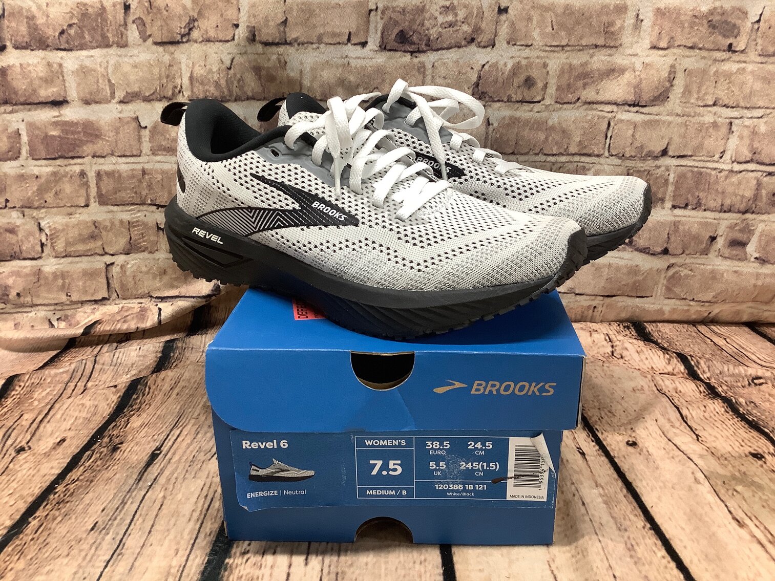 Womens 7.5 Brooks Revel 6 