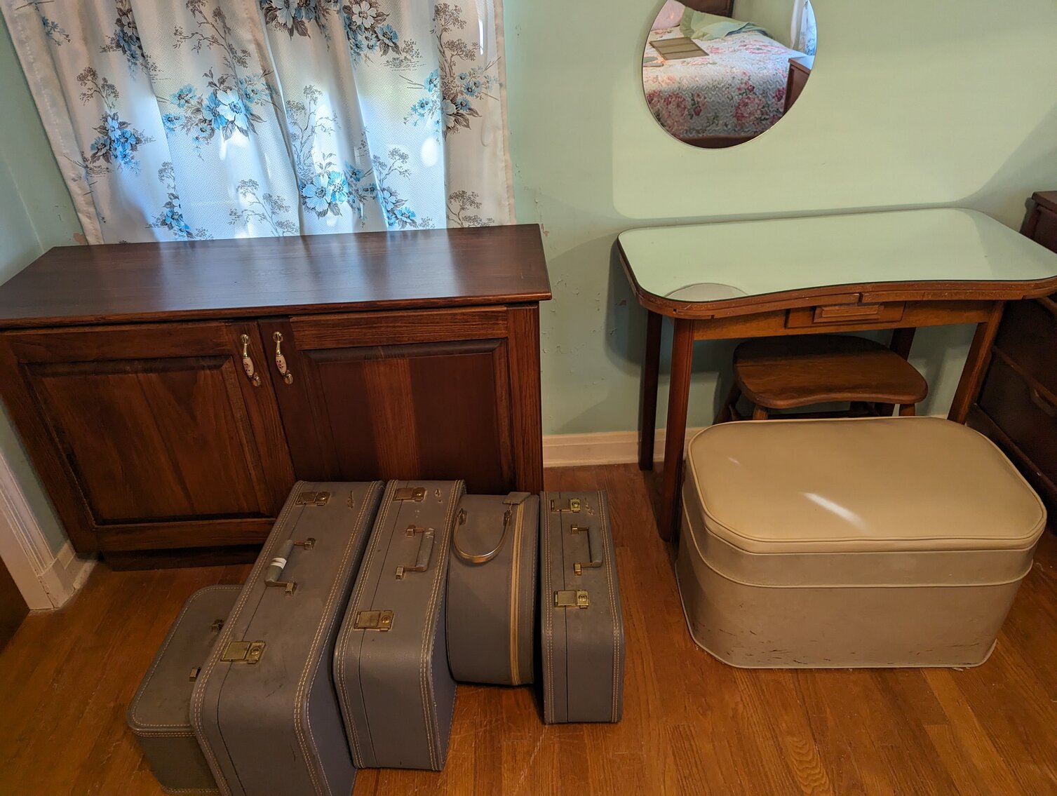 Image for 3 BR, 2-STORY VINYL SIDED CAPE COD; IN BOX BARBIES, CABBAGE PATCH, STAR TREK & STAR WARS COLLECTIBLES, GLASSWARE, FURNITURE & TOOLS