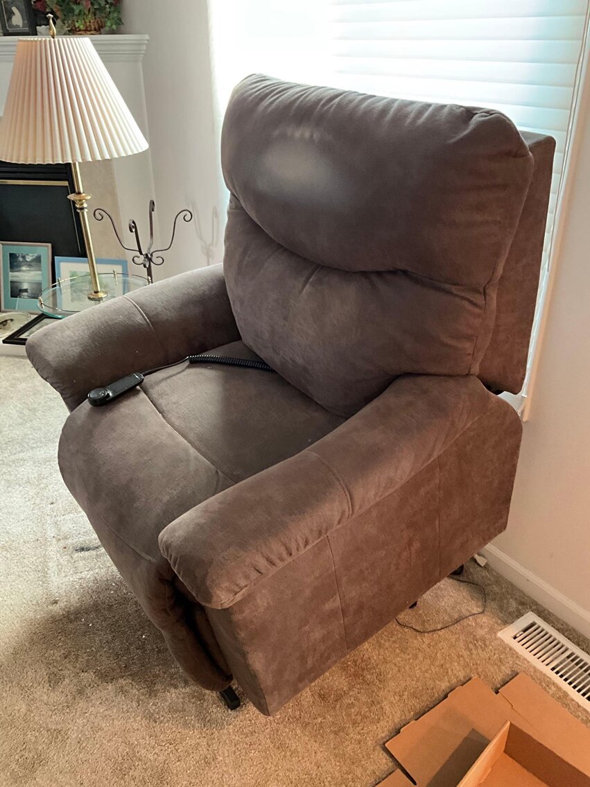 LR- La-Z-Boy Lift Chair