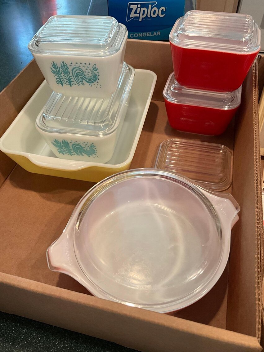 K- (6) Pyrex Dishes With (5) Lids