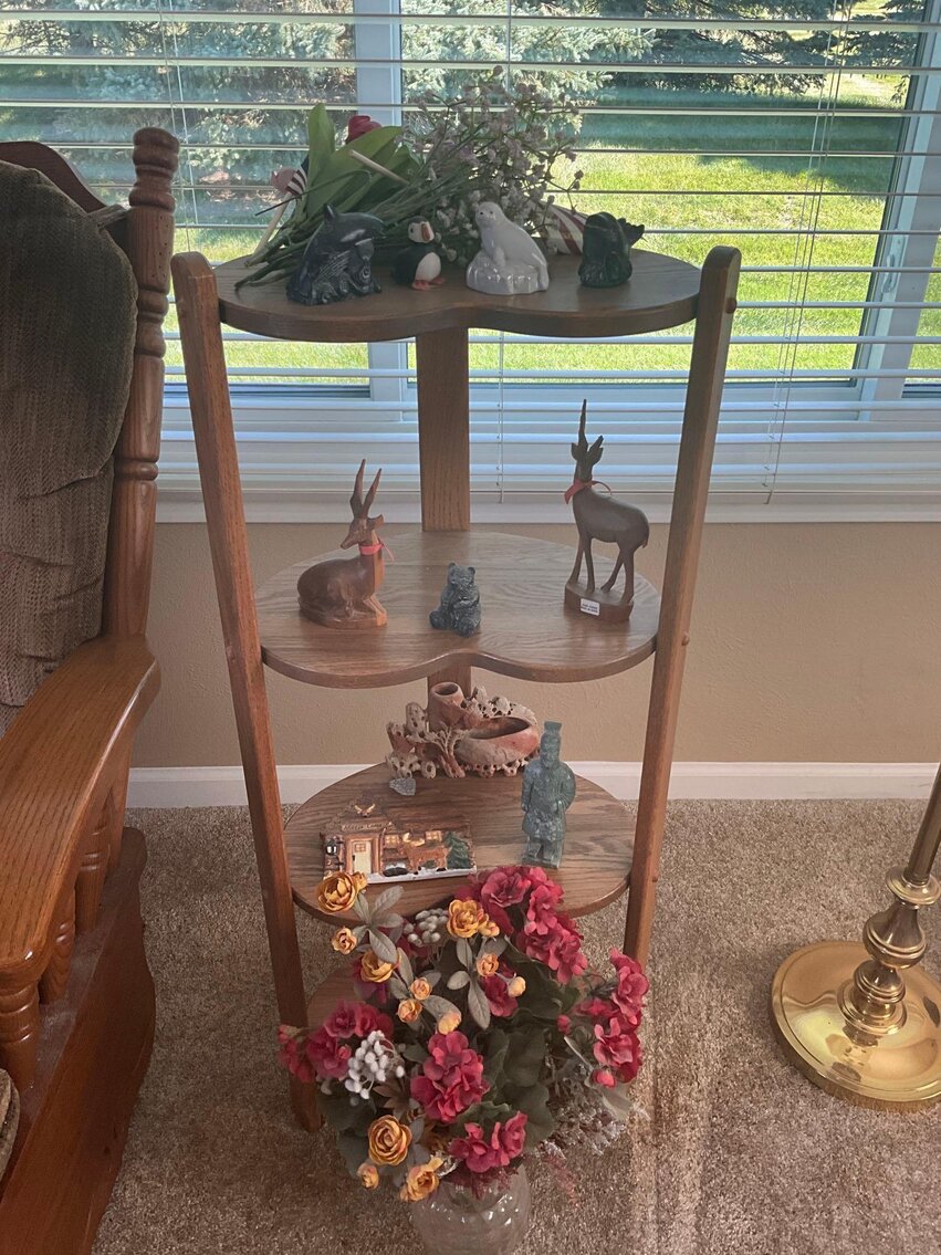 SR- Wood Heart Stand and Contents