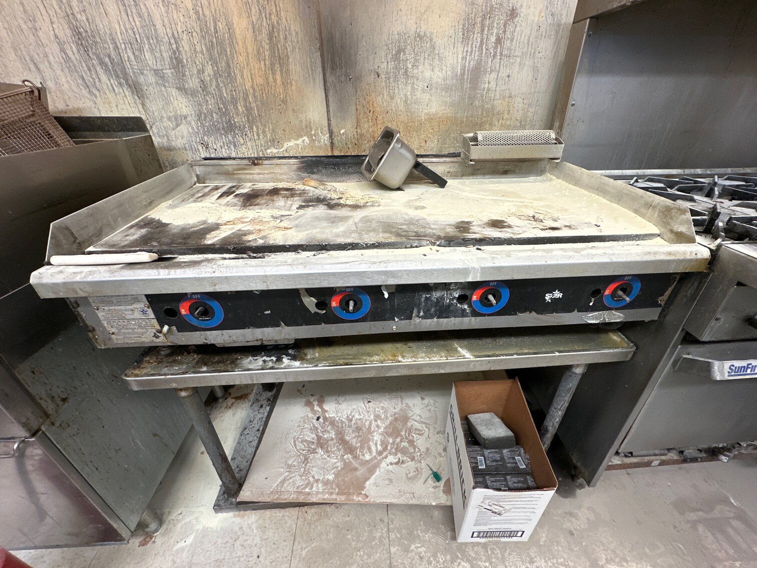 Grill - 4 zone, Star Manufacturing Int'l, Inc.  Natural Gas