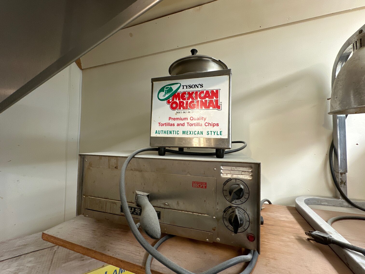 Heat Lamps (2 sets), Fusion Pizza Oven, Cheese Pot