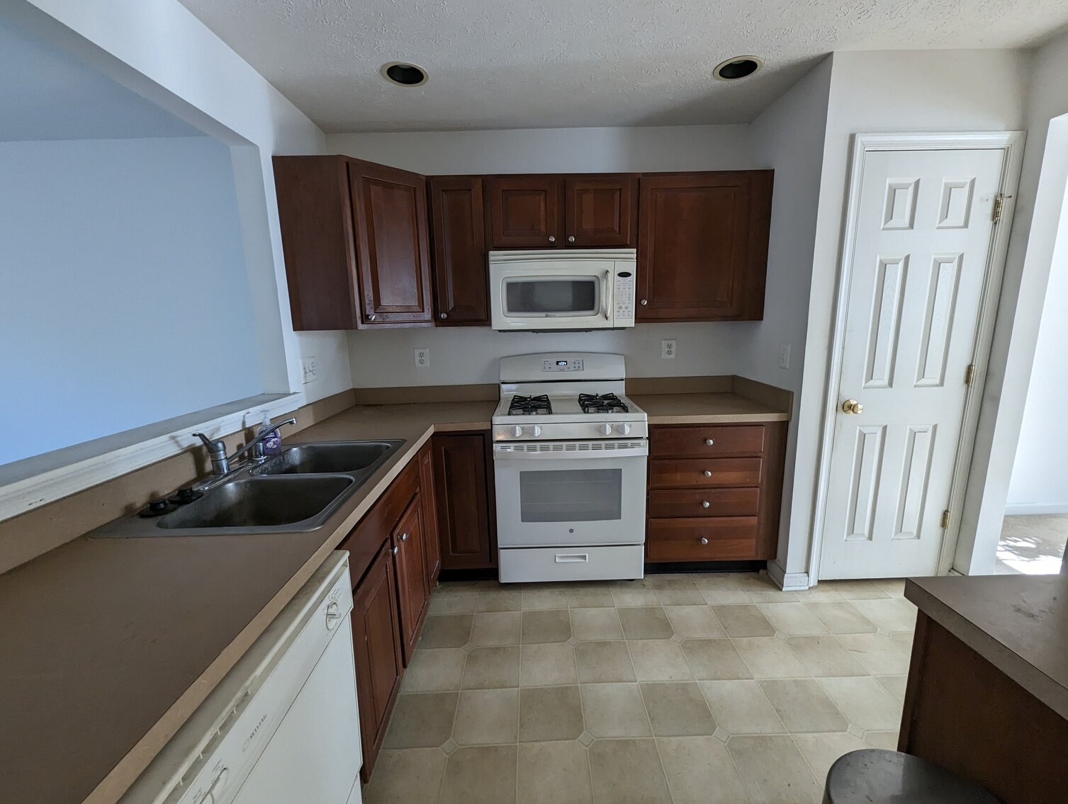 Image for 4 BR, 3.5 BA SPACIOUS EOG VINYL SIDED TOWNHOME