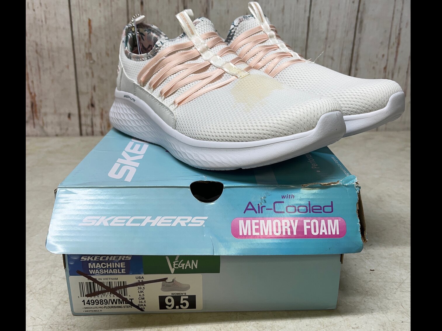 Women's 9.5 Skechers Air-Cooled Memory Foam