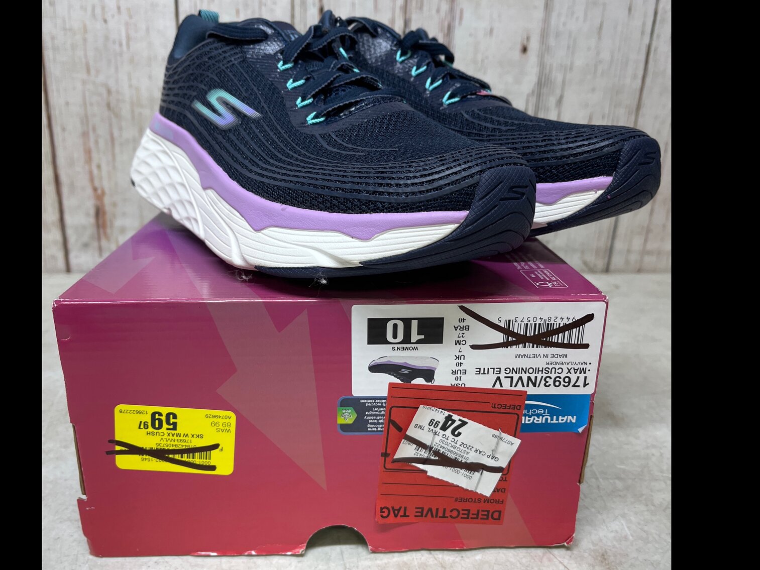 Women's 10 Sketchers tennis shoe