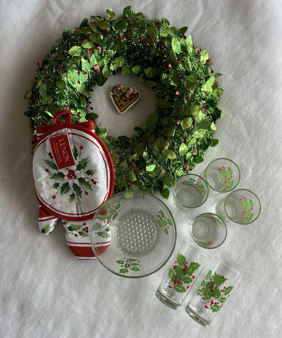Vintage Indiana Holly Glass Set with Wreath and Lenox Holly Hotpads 