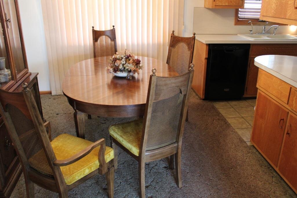 DINING ROOM TABLE W/ CHAIRS