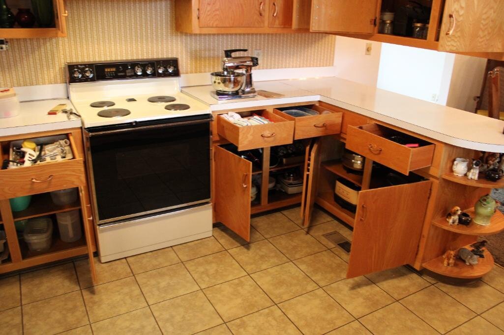 KITCHEN CABINET AND COUNTER TOP CONTETNS
