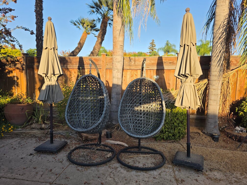 Swinging Egg Shaped Chairs And Umbrellas 4pcs