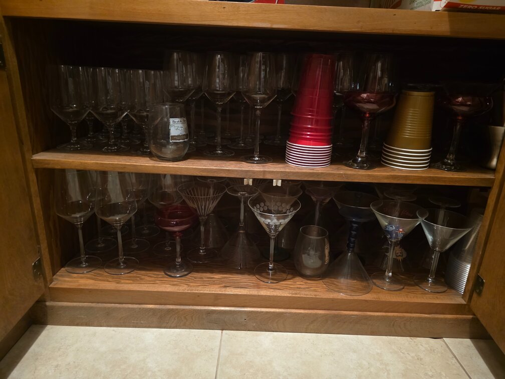 Wine Glasses CONTENTS OF BOTTOM CABINET