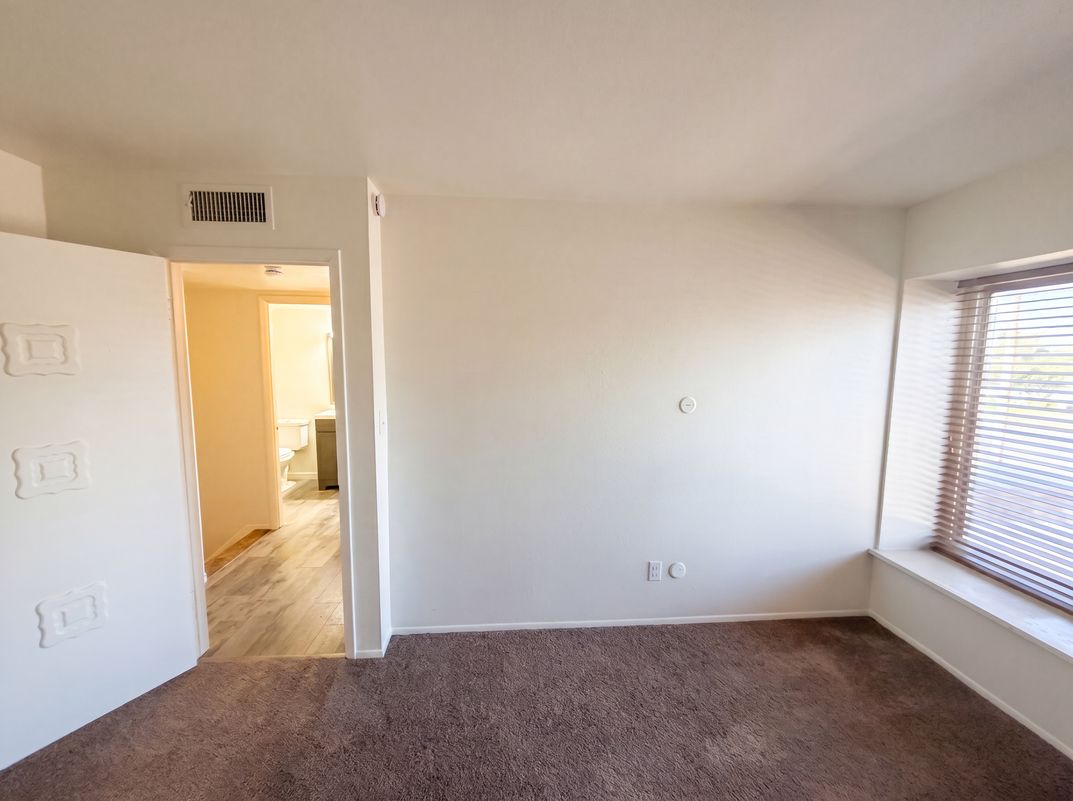 Photo 8 of 17 of 8446 N 34th Dr, Phoenix, AZ