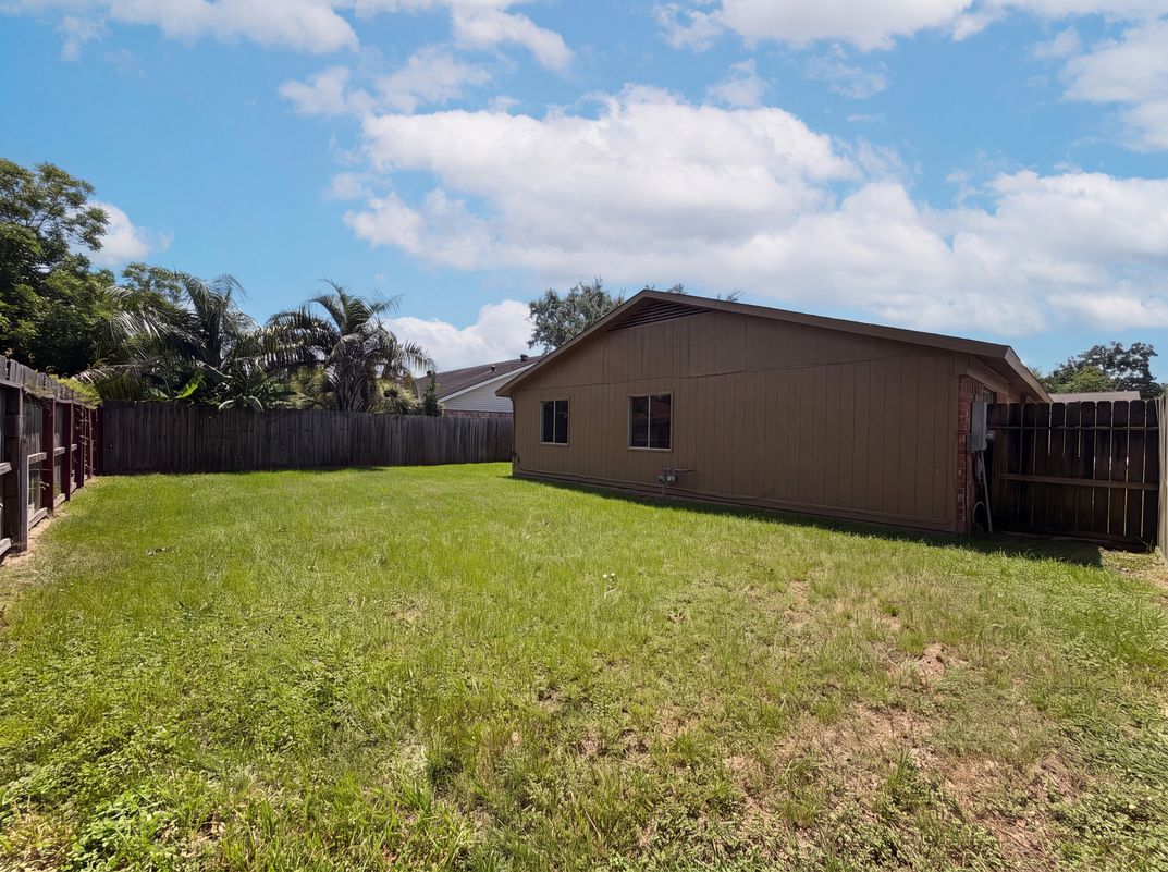 Photo 16 of 17 of 5602 Briarwood Forest Dr, Houston, TX