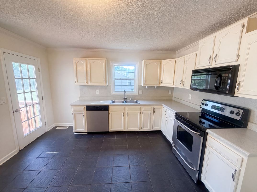 Photo 9 of 26 of 109 Briarcreek Dr, Winston Salem, NC