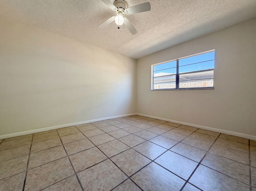 Photo 4 of 24 of 909 Winchester Ct, Brandon, FL