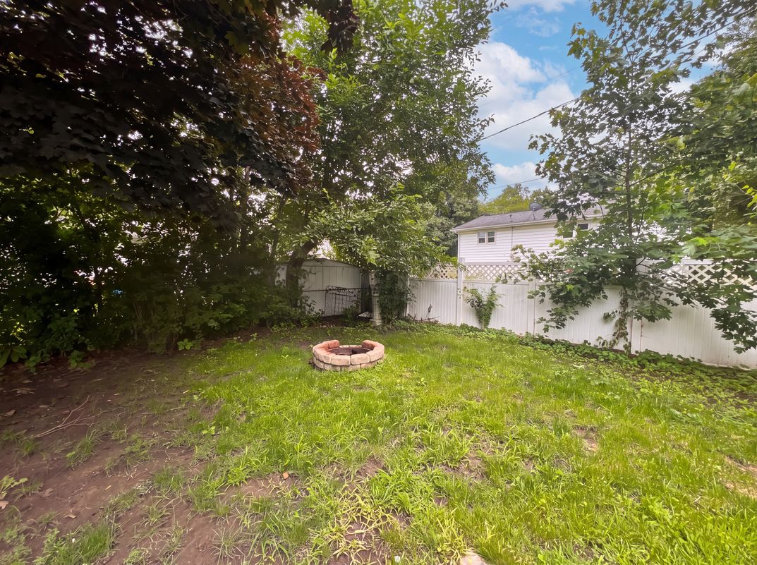 Photo 15 of 16 of 912 Hollycrest Dr, Champaign, IL