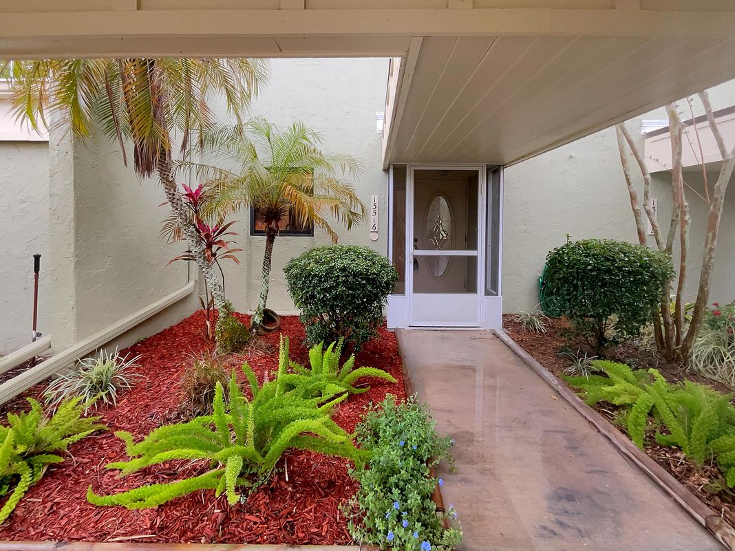 Photo 9 of 27 of 13516 Palmwood Ln, Tampa, FL