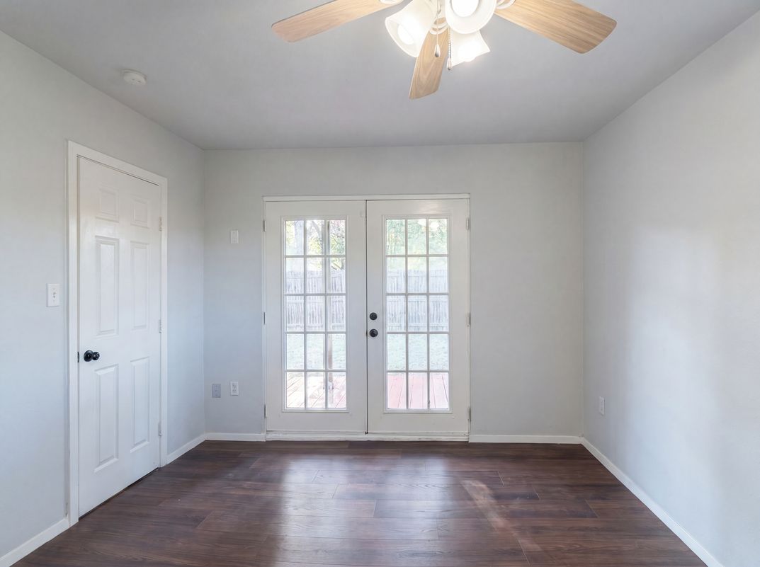 Photo 7 of 17 of 4526 S Horseshoe Trl, The Colony, TX
