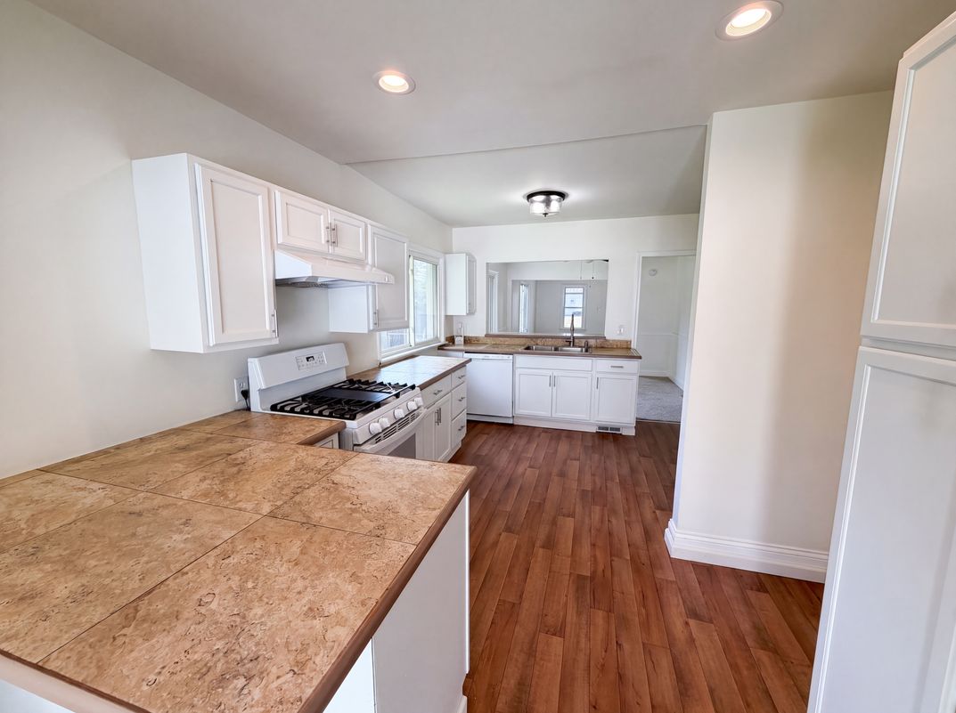 Photo 12 of 17 of 21420 Jefferson St, Farmington Hills, MI