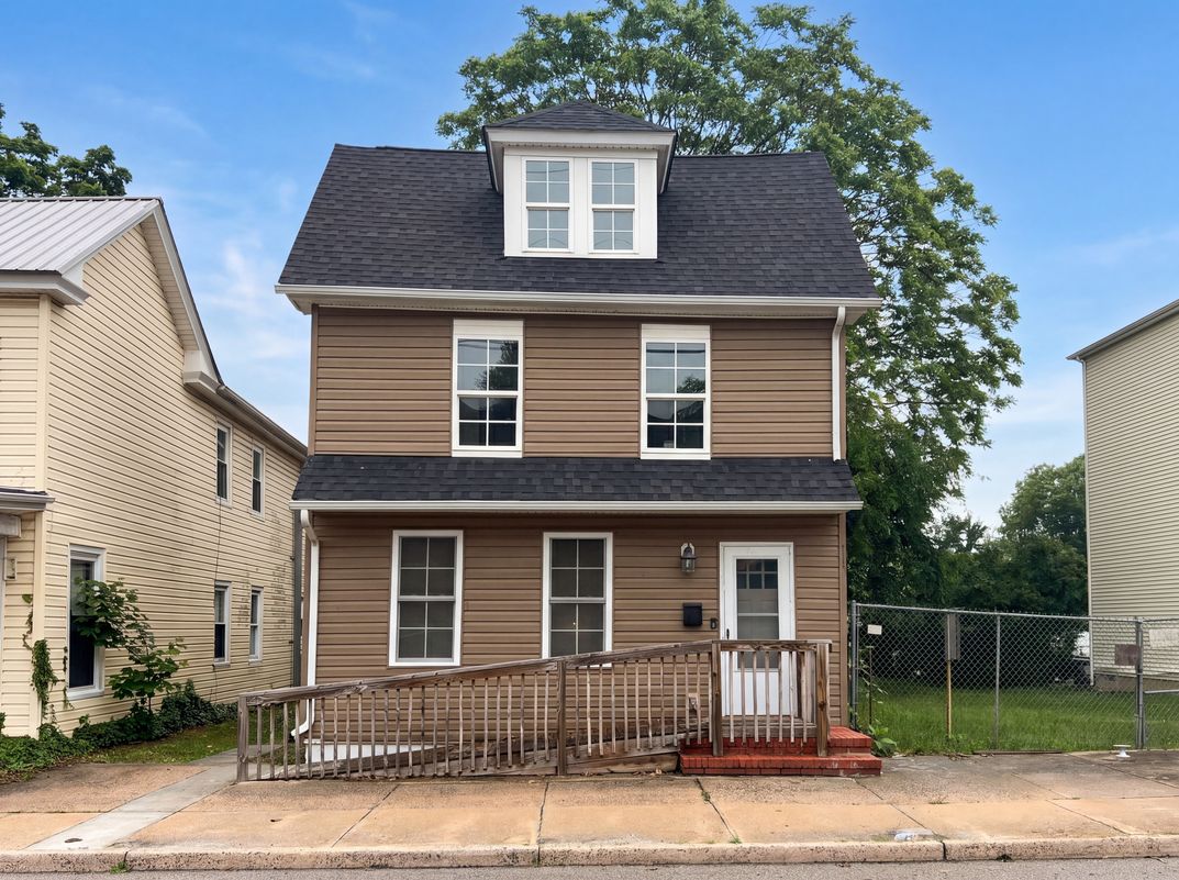 Property photo 1 of 316 W Commerce St