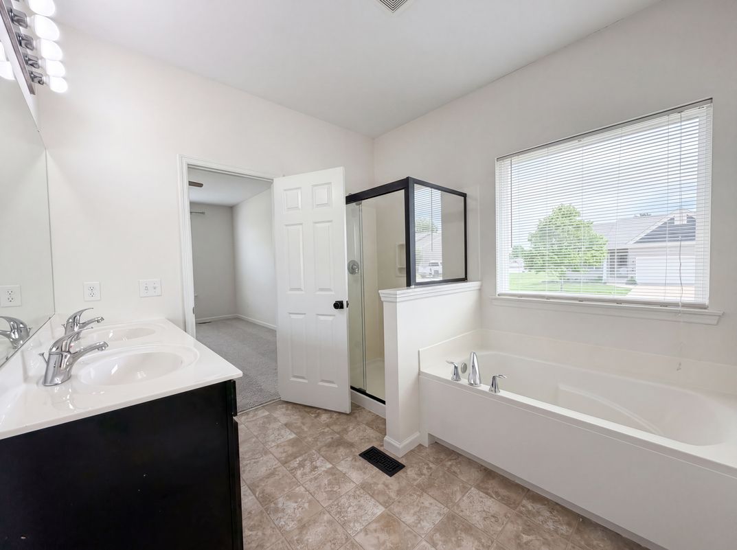 Photo 6 of 22 of 1034 Sweet River Dr, Saint Paul, MO