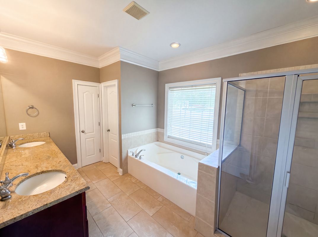 Photo 12 of 22 of 9721 Arlington Oaks Dr, Charlotte, NC
