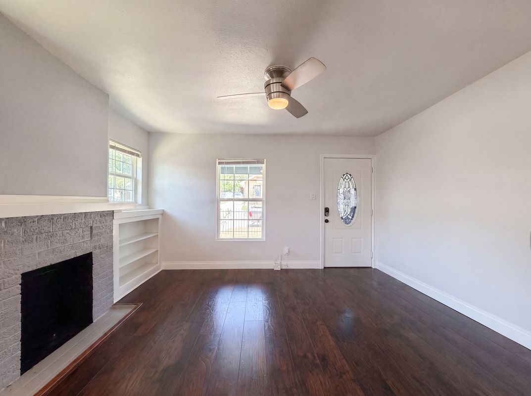 Photo 7 of 17 of 2832 Avenue I, Fort Worth, TX