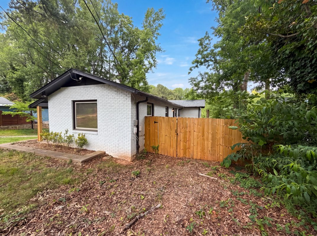Photo 8 of 30 of 3807 Greenhill Dr, Atlanta, GA