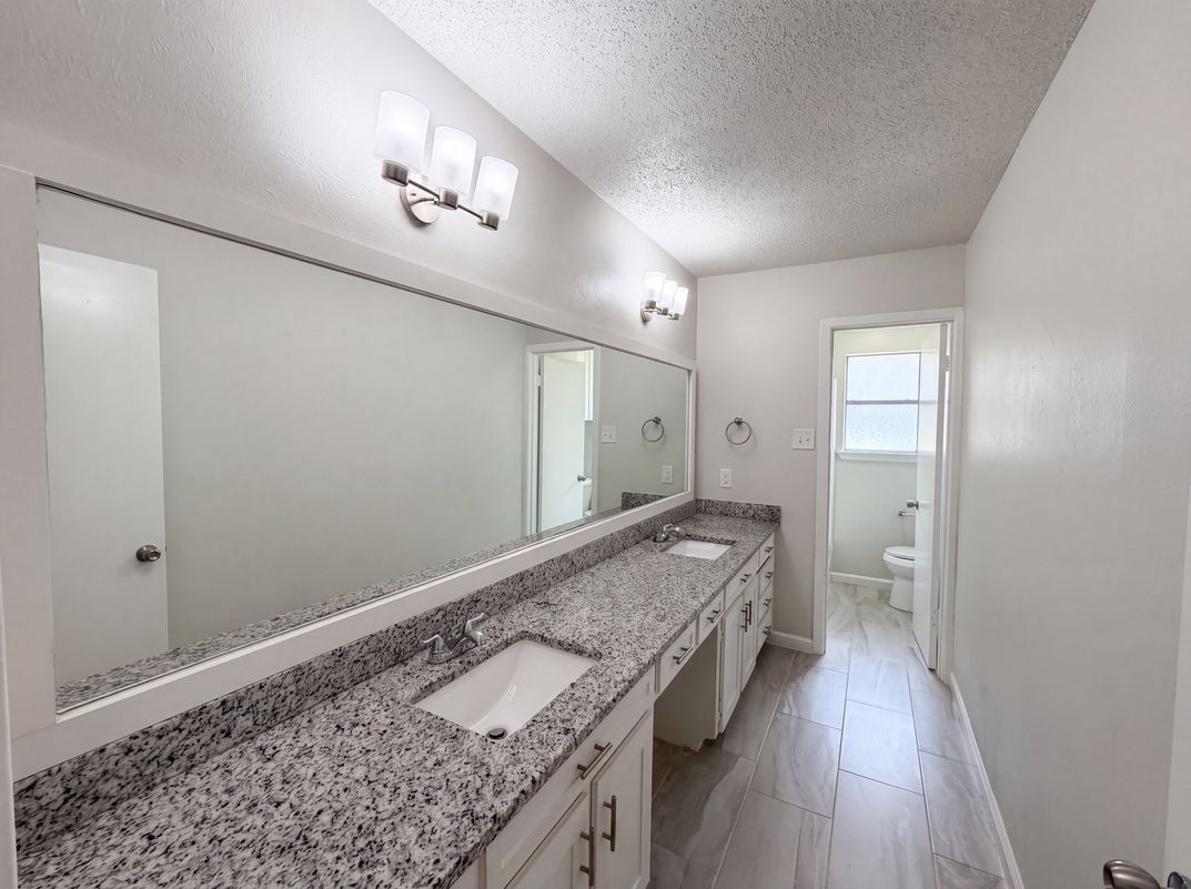 Photo 18 of 25 of 2136 Mountainview Dr, Hurst, TX