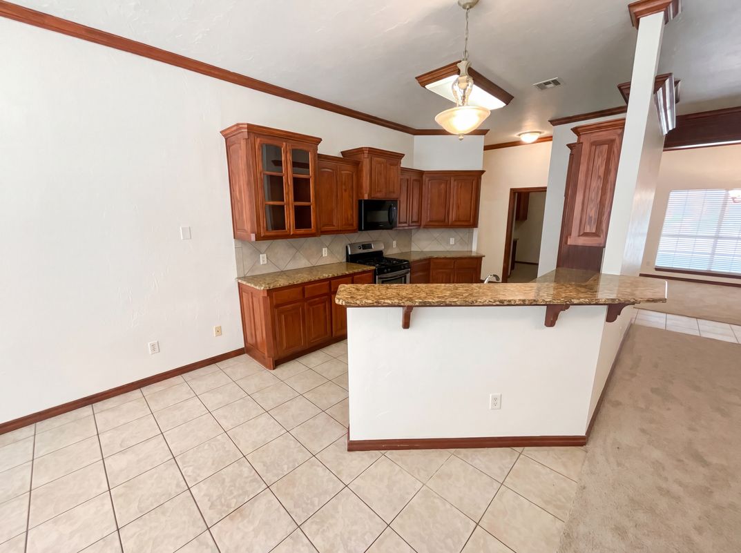 Property photo 2 of 13808 S Robinson Ave
