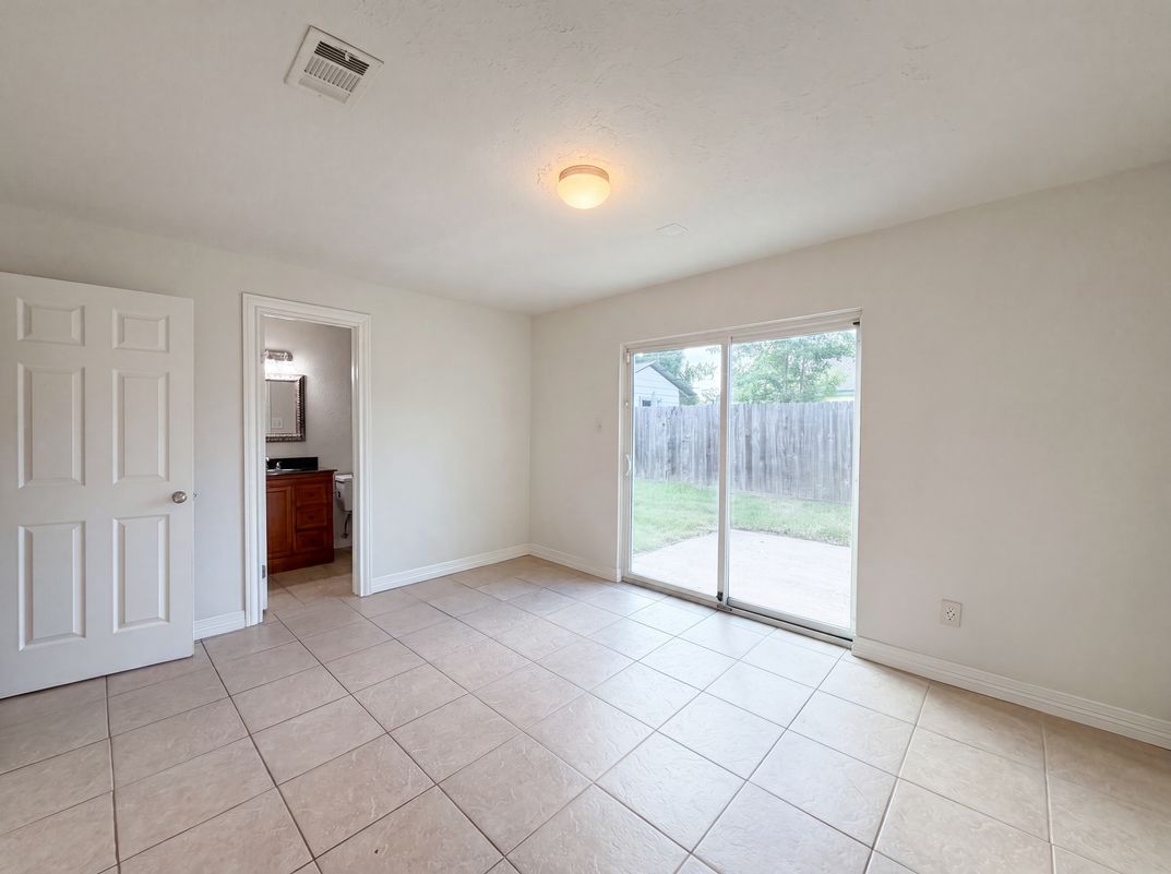 Photo 14 of 17 of 703 Midland Ct, Houston, TX