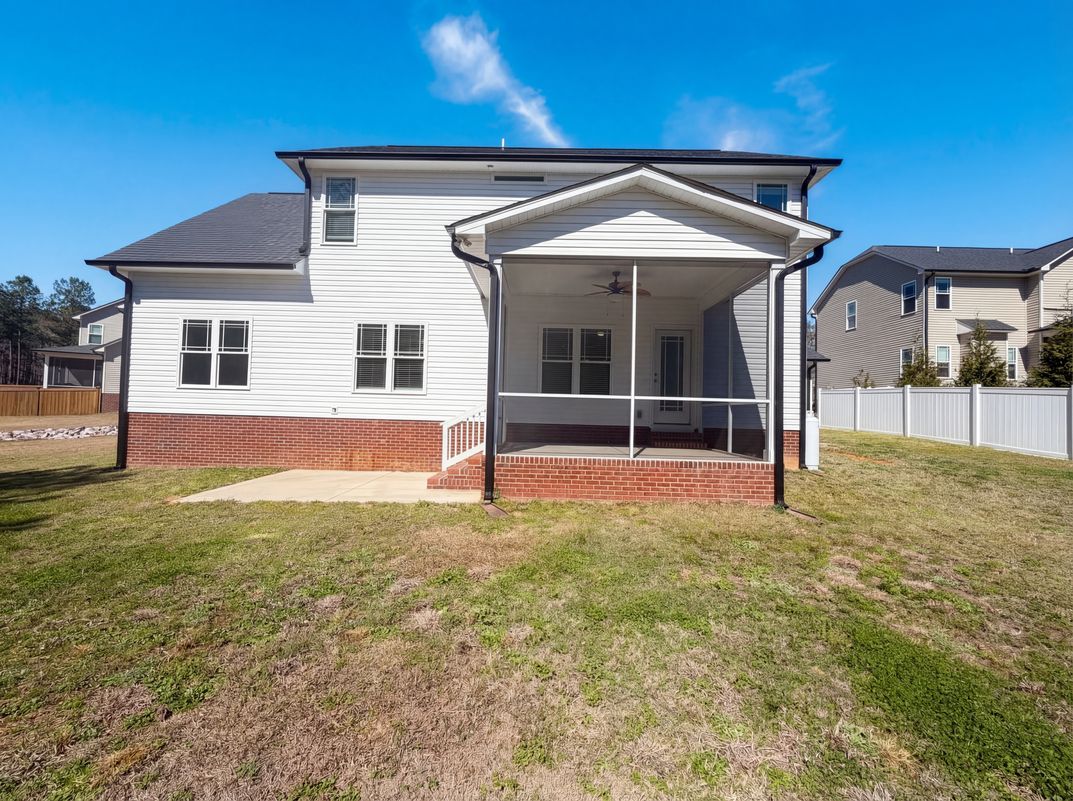 Photo 5 of 21 of 333 Oakhaven Dr, Holly Springs, NC