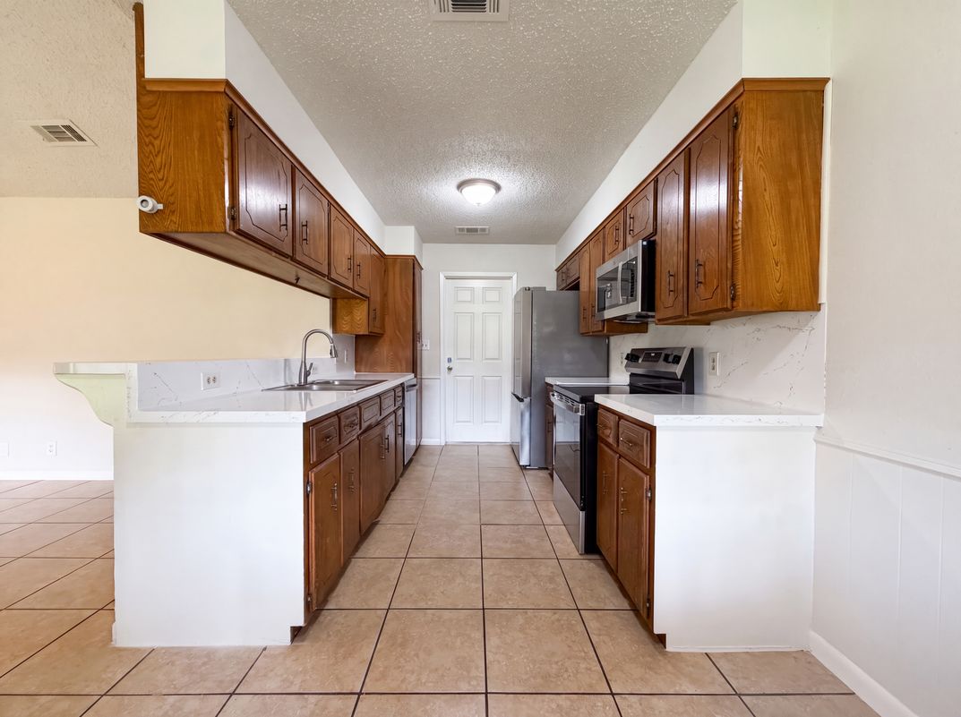 Photo 8 of 17 of 8 Sunnybrook St, Angleton, TX