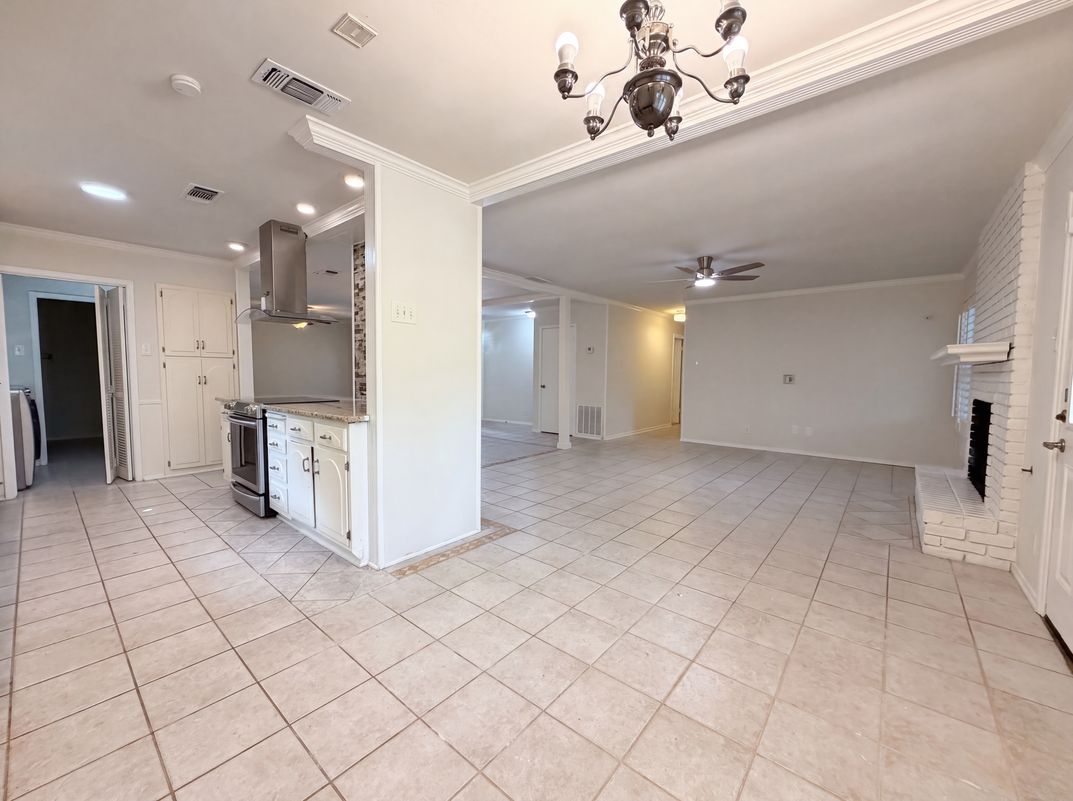 Photo 8 of 21 of 326 De Soto Dr, Universal City, TX