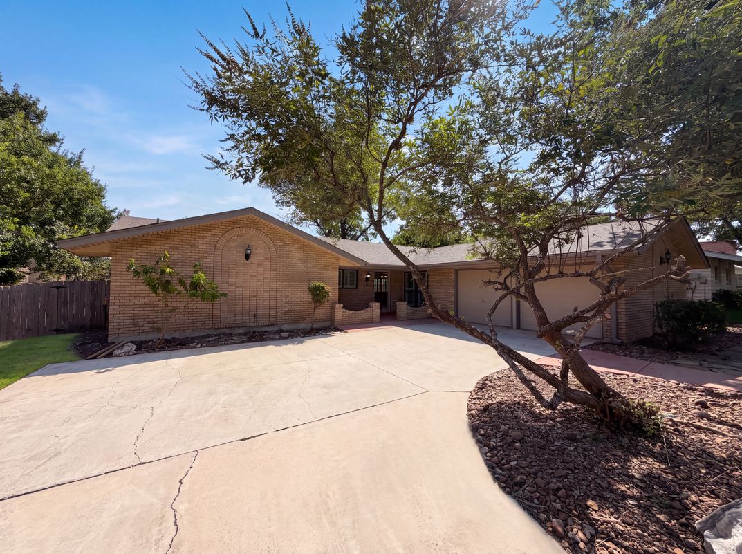 Photo 17 of 21 of 326 De Soto Dr, Universal City, TX