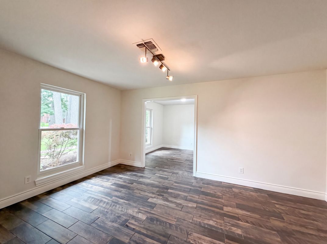 Photo 9 of 19 of 11614 Mile Dr, Houston, TX