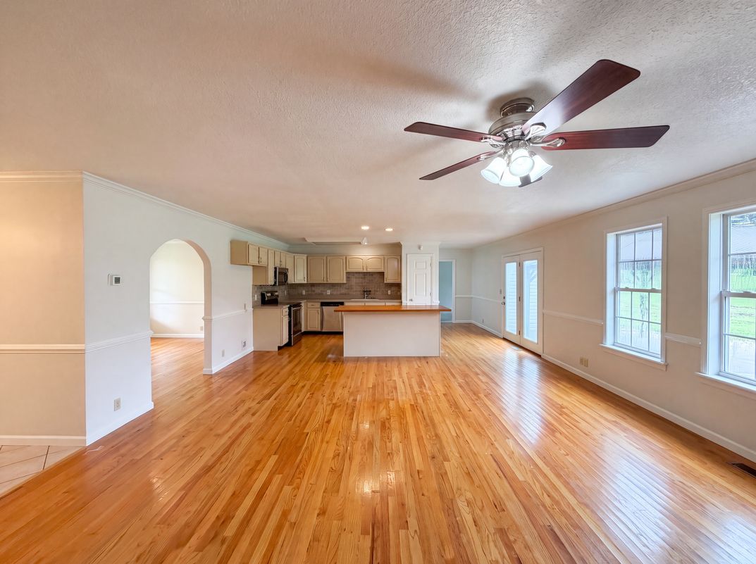 Photo 3 of 37 of 3146 Lora Dr, Maryville, TN
