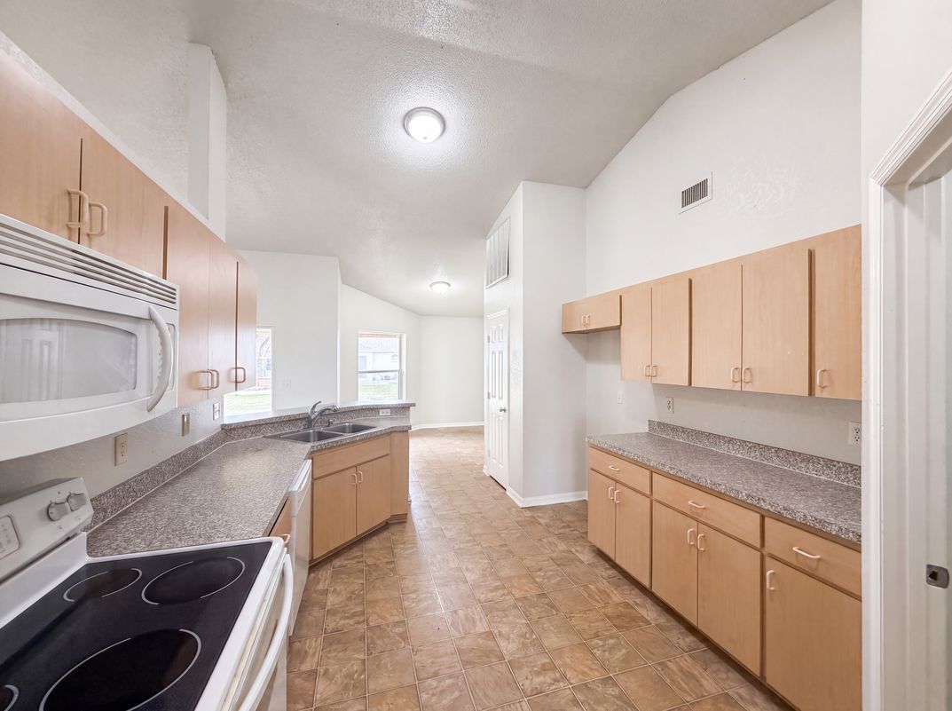 Photo 6 of 19 of 1038 Highland Crest Cir, Lake Wales, FL