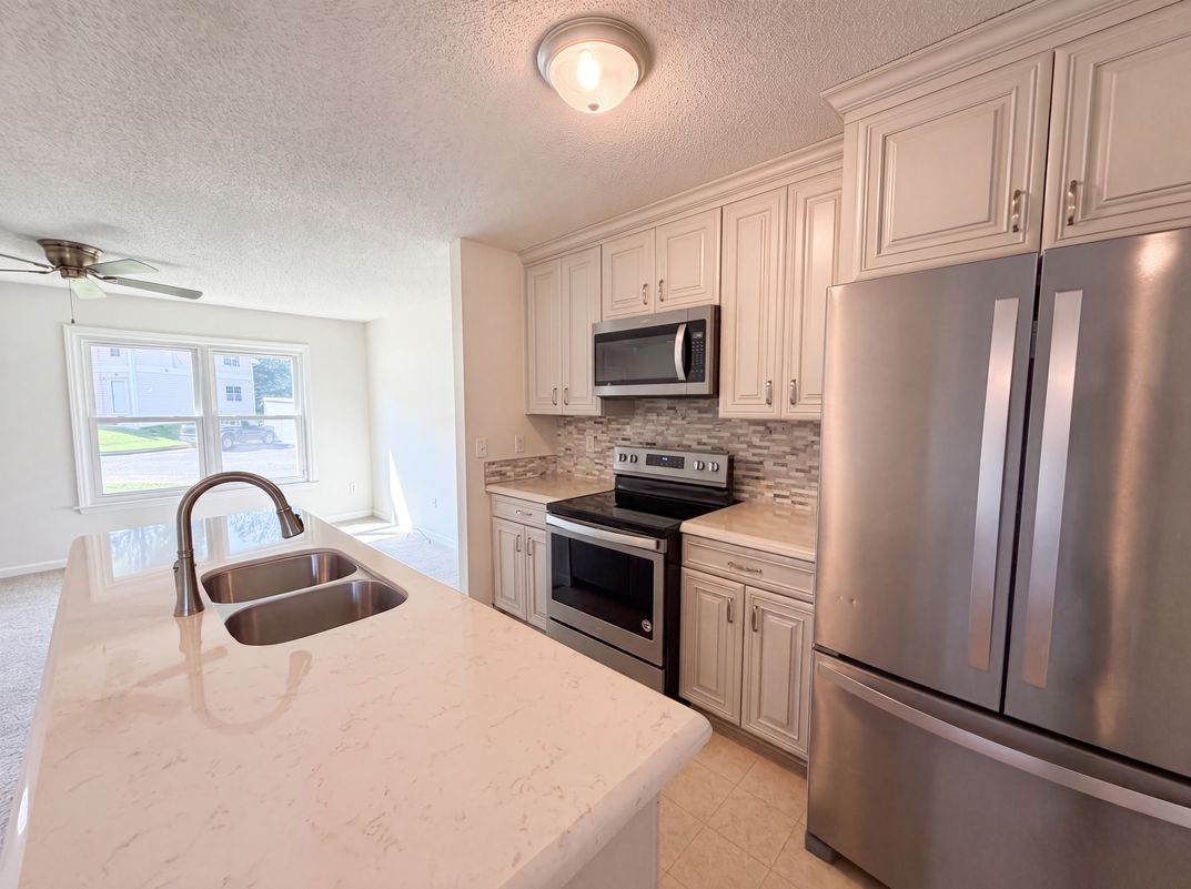 Photo 8 of 22 of 889 Salem Pointe Ln, Winston Salem, NC