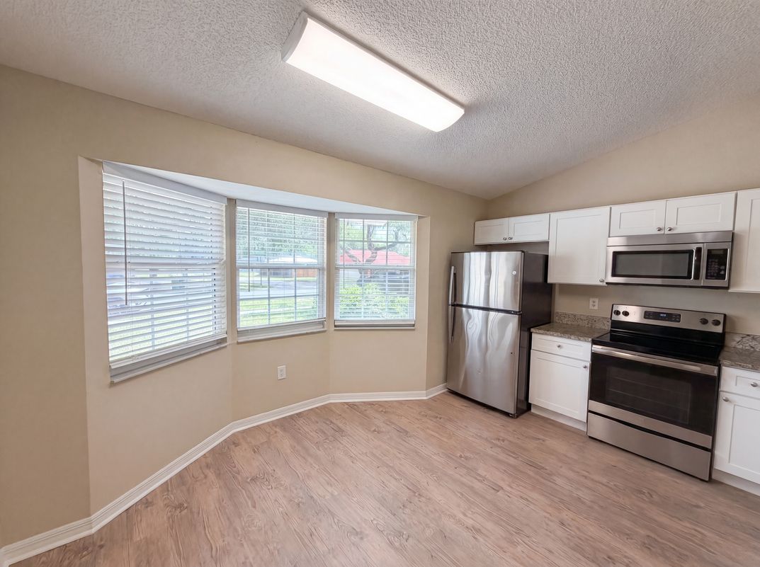 Photo 8 of 24 of 2715 Lorraine Dr, Leesburg, FL