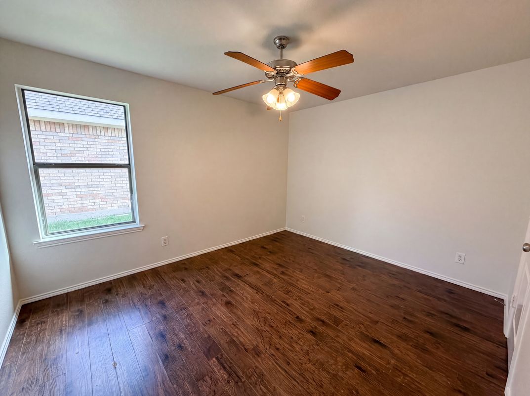 Photo 12 of 17 of 1618 Hillside Dr, Waxahachie, TX