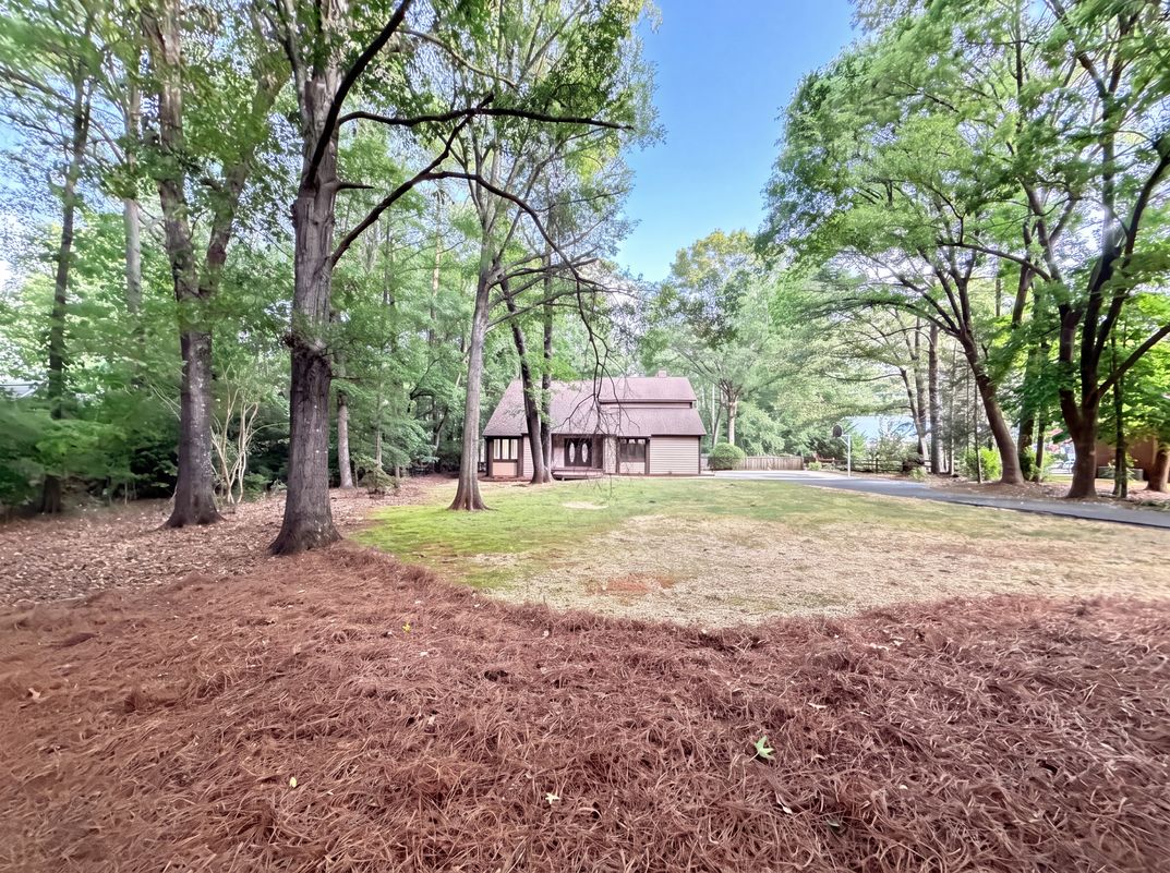 Photo 18 of 25 of 608 Amanda Dr, Matthews, NC