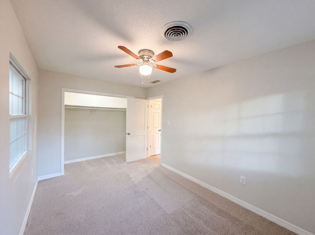 Photo 12 of 21 of 827 Dora Ave, Tavares, FL