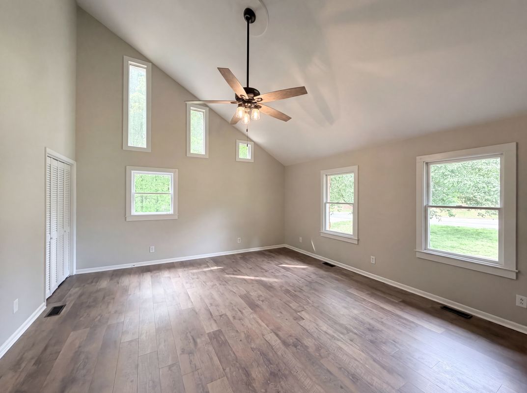 Photo 4 of 26 of 706 Crescent Dr, Cherryville, NC
