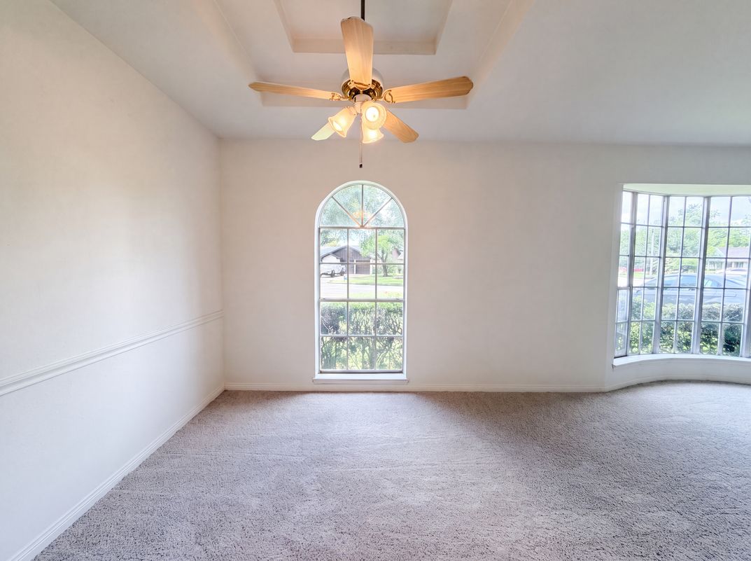 Photo 11 of 22 of 16338 Hollow Wood Dr, Houston, TX