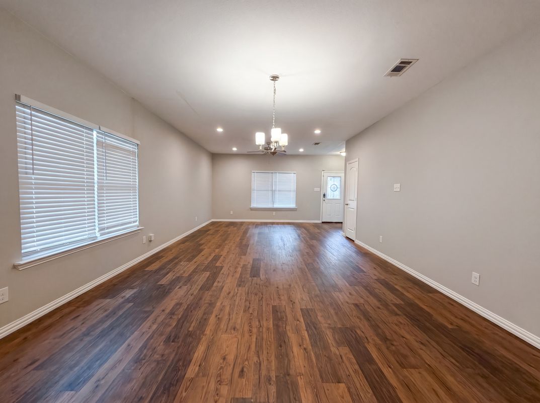 Photo 7 of 18 of 619 E Arlington Ave, Fort Worth, TX