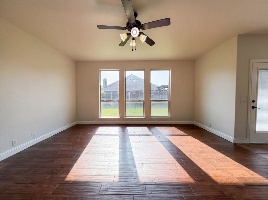 Photo 5 of 22 of 830 Graham Dr, Burleson, TX